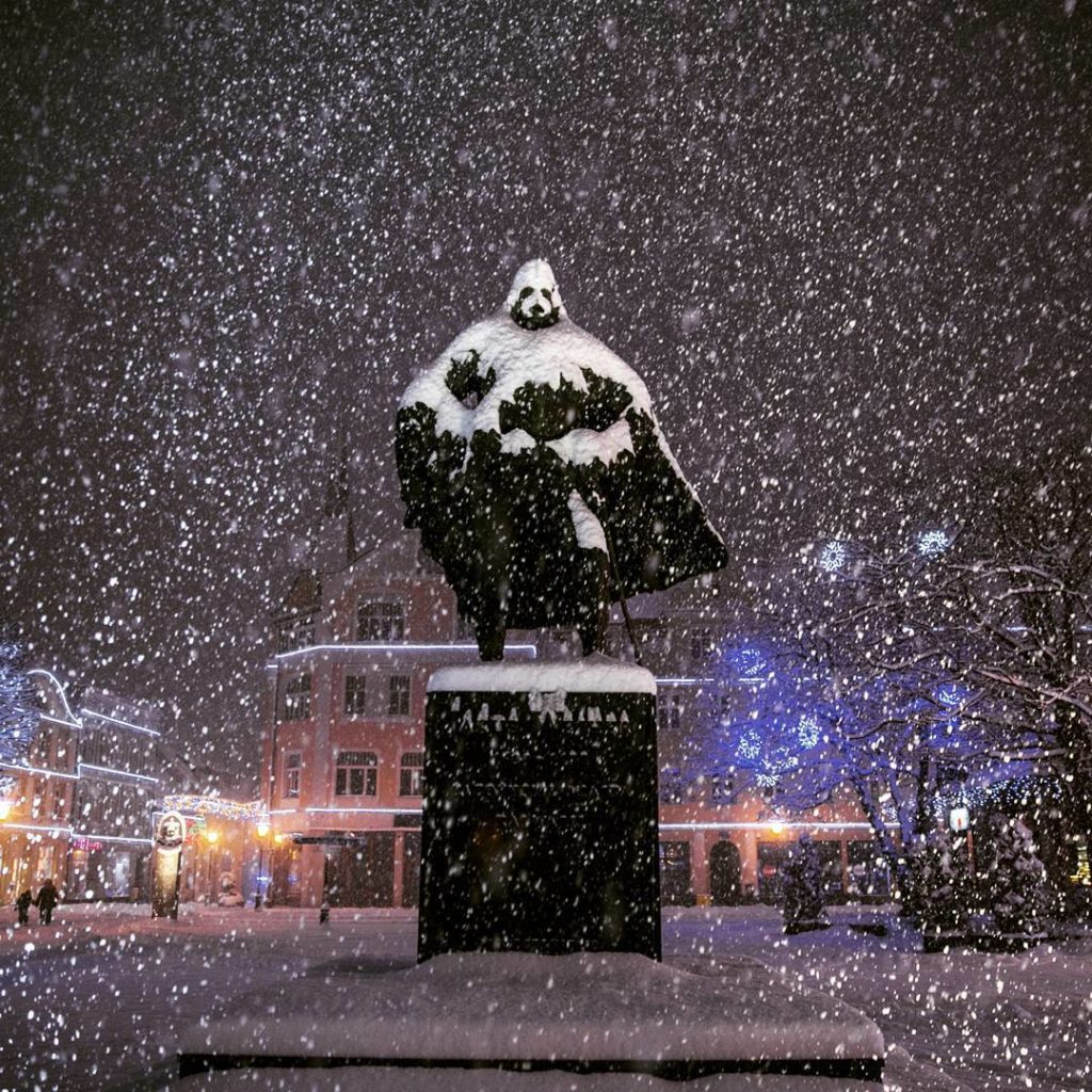 Polish Statue Becomes Darth Vader During Winter – Slavorum